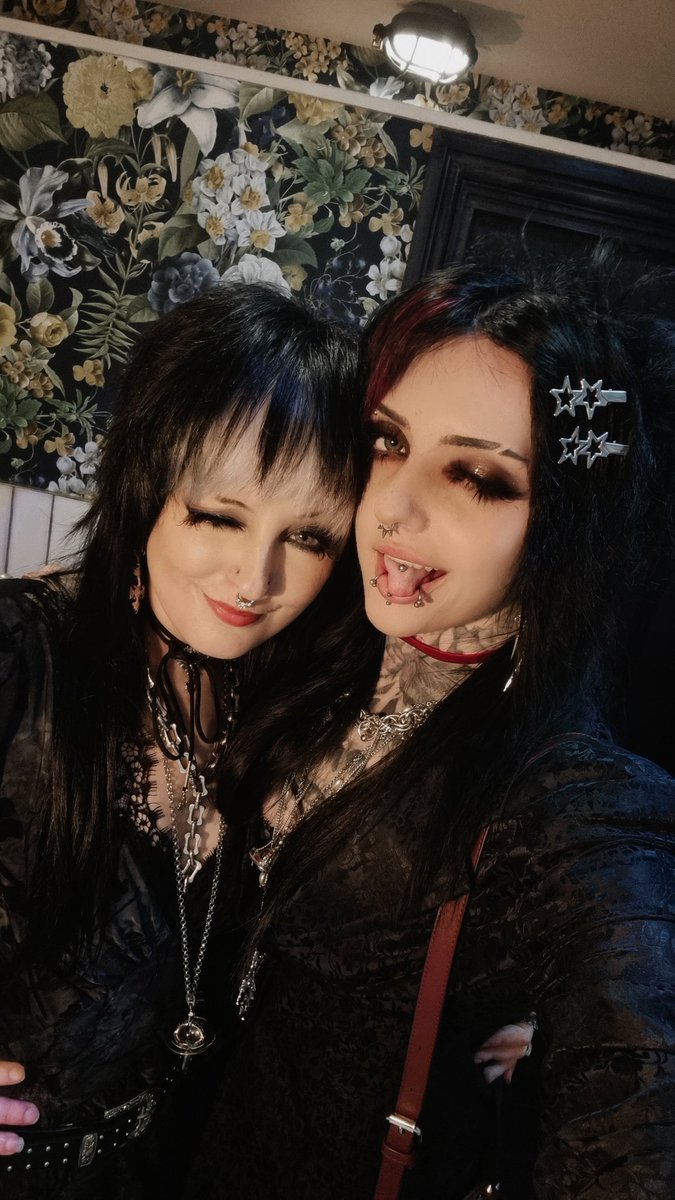 Merry Christmas from myself and <a href="/Dream_Oni_/">Hana Oni 🔪💜</a> 🎄💕☃️🫶🏻