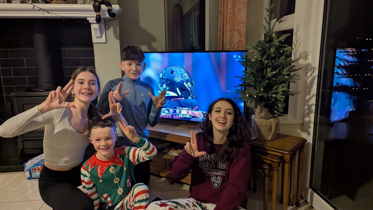 jlutes76's tweet photo. @Ravens fans in Ireland and throwing @GoCards Ls up watching @Lj_era8! @NFLUKIRE @NetflixUK @ScottHanson @drewbrees https://t.co/WJJkMEJq5P