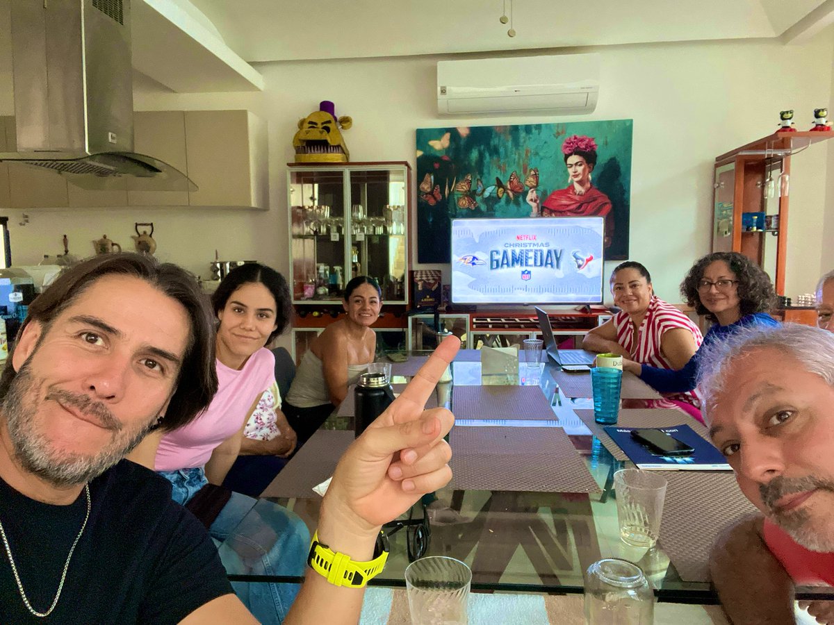 acevesartur's tweet photo. #NFLonNetflix México dice presente en los juegos navideños 🍗 🍺  🇲🇽  
@NetflixLAT #nfl https://t.co/JNTY4y760o