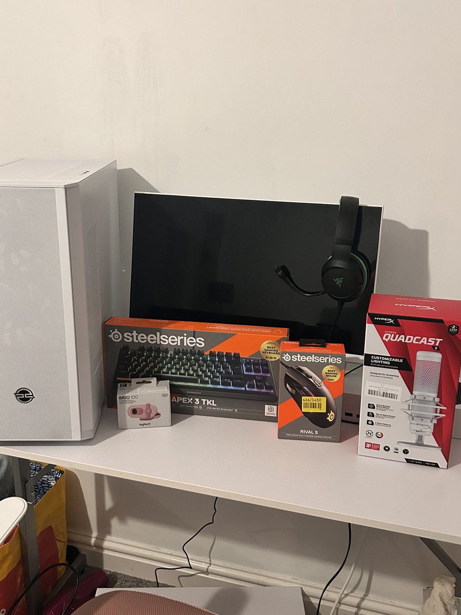angelizco_'s tweet image. Thankyou @NotEmerge for the amazing pc! And accessories! 

Who’s ready for the streams? #causinghavoc @HVCUnit 

@SteelSeries @HyperX @Razer @PCSpecialist @elgato @jellycatlondon