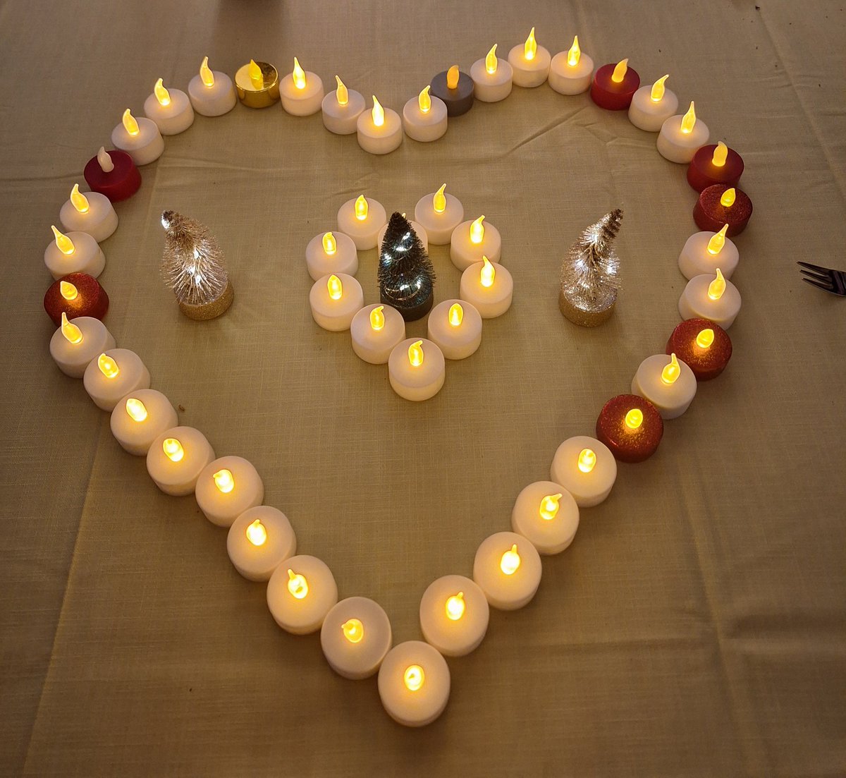 Met z'n negenen kerst vieren. Verdriet, gemis, vrolijk en blij. Het bestaat tegelijk. 
Altijd liefde..