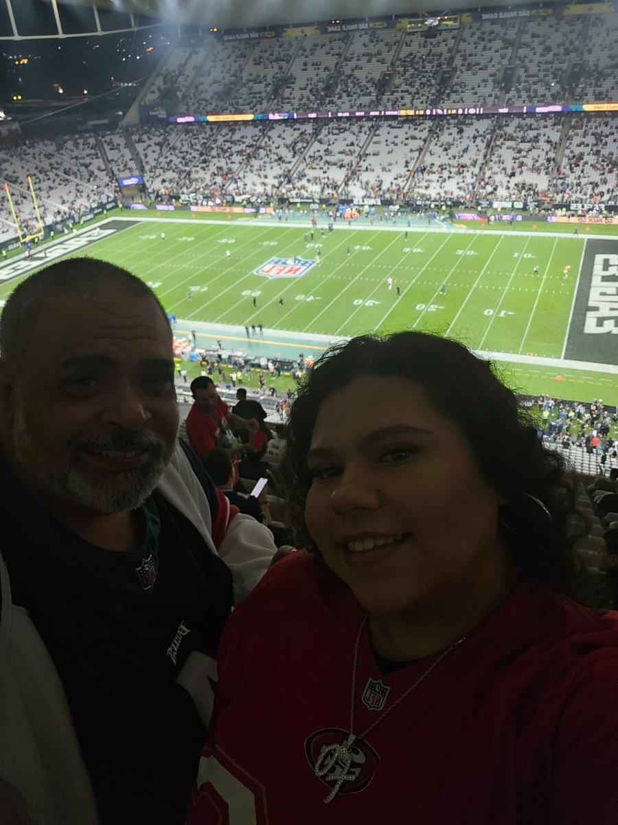 Mdoniseter's tweet photo. #Netflix  #NFLonNetflix  my daughter  Duda and I are on NFL Brazil Game, looking for another one  next year again. Please !! #NFLnaNetflix  @ScottHanson @drewbrees https://t.co/3dCd9uNqUq