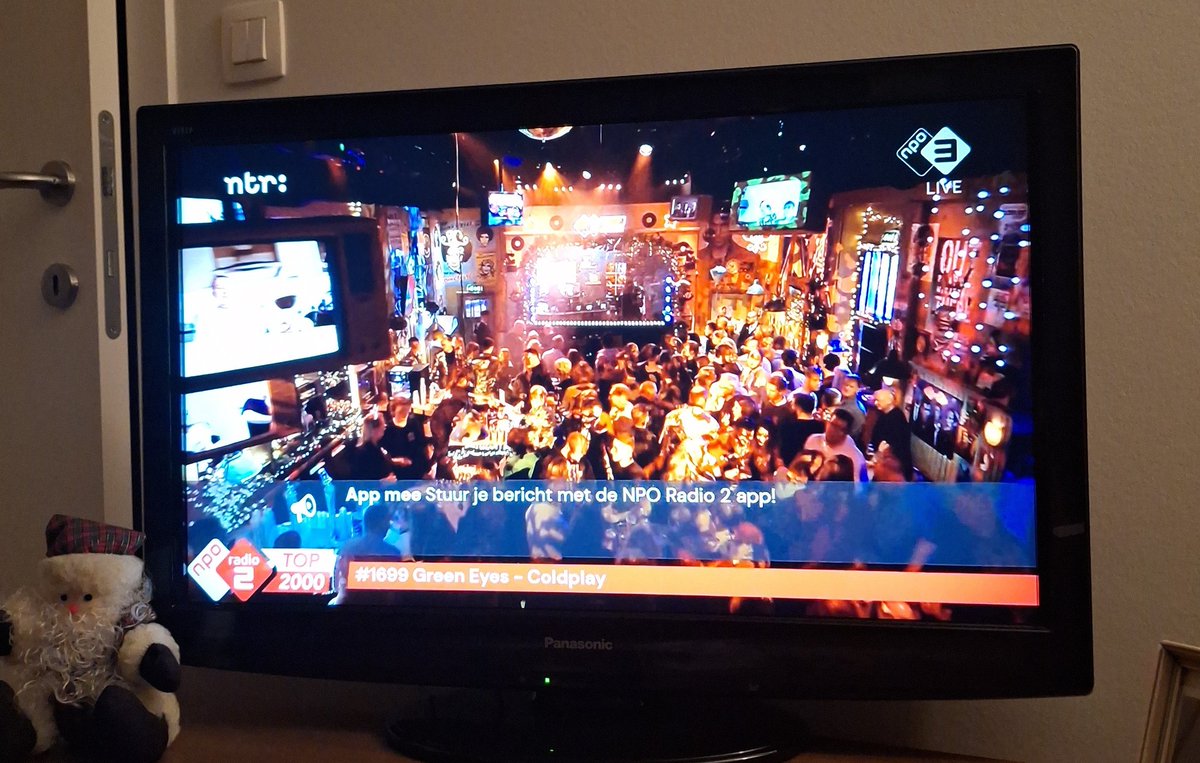 Jaarlijkse traditie - luisteren vanuit #Brugge naar de #Top2000 - heerlijke #muziek . We wensen #Nederland een gezelligheid tijdens deze #kerstdagen #stubru #kerstmis #vrede