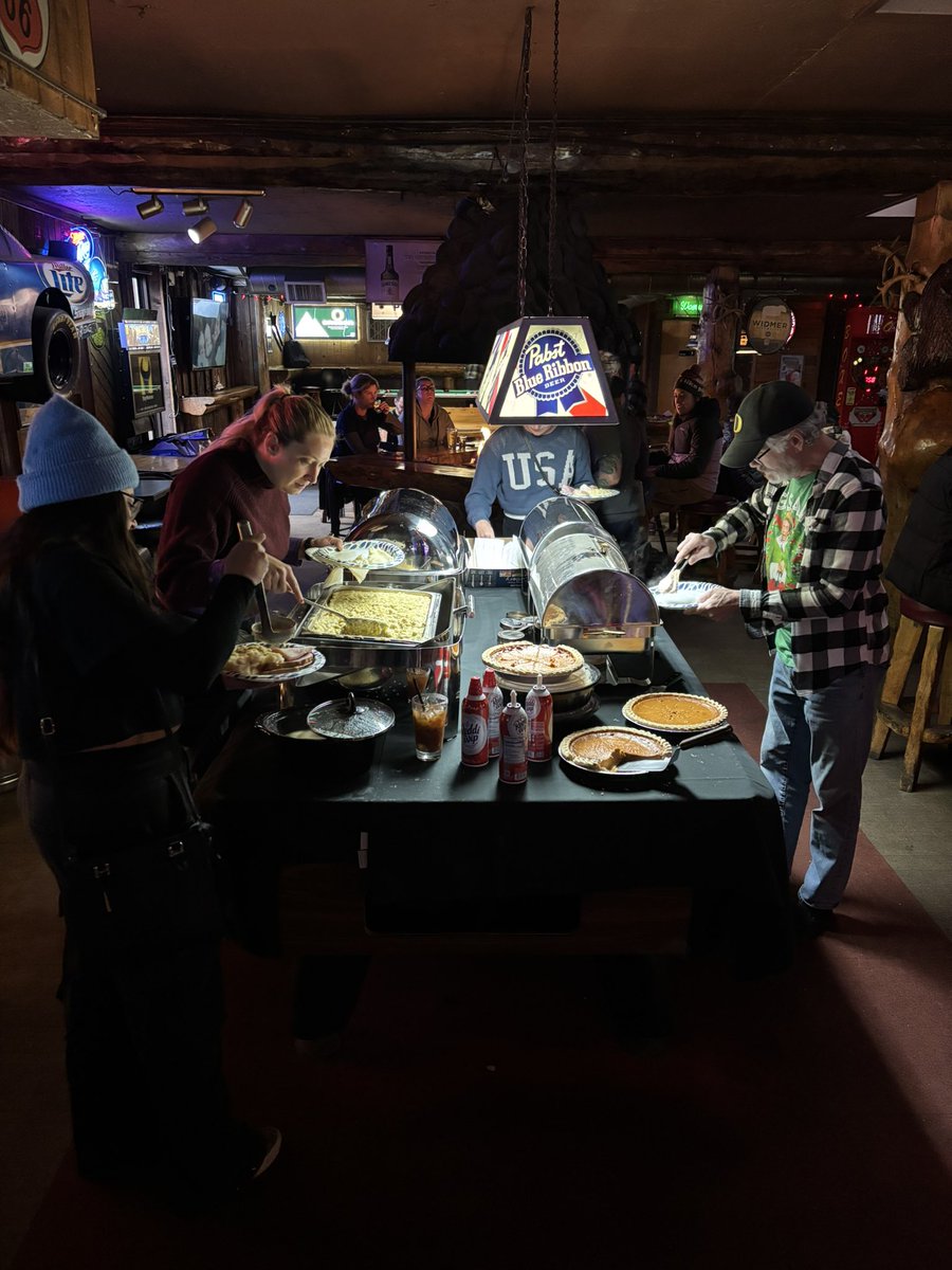 CascadeWestGrub's tweet photo. Merry Christmas from CW! #divebar #bendoregon #freedinner https://t.co/EhIO33iRtA
