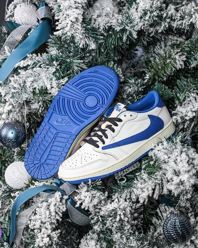 JustFreshKicks's tweet photo. Fragment x Travis Scott x Air Jordan 1 Low Releases 9/23 💙⚡ https://t.co/vrZvCLSU06 https://t.co/HYDz59TmIk