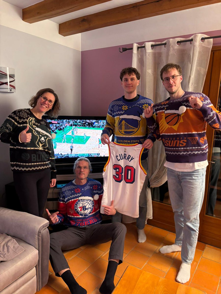 Épisode 3 : On n'a pas le même pull mais on a la même passion 💪 #NBAEXTRA #NBAXmas <a href="/singletonchr/">Chris</a> <a href="/JMonclar/">Jacques Monclar</a> <a href="/SoFrenchProd/">Remi Reverchon</a> <a href="/MaryPatrux/">Mary Patrux</a> <a href="/Schweickert1/">FredS.</a>