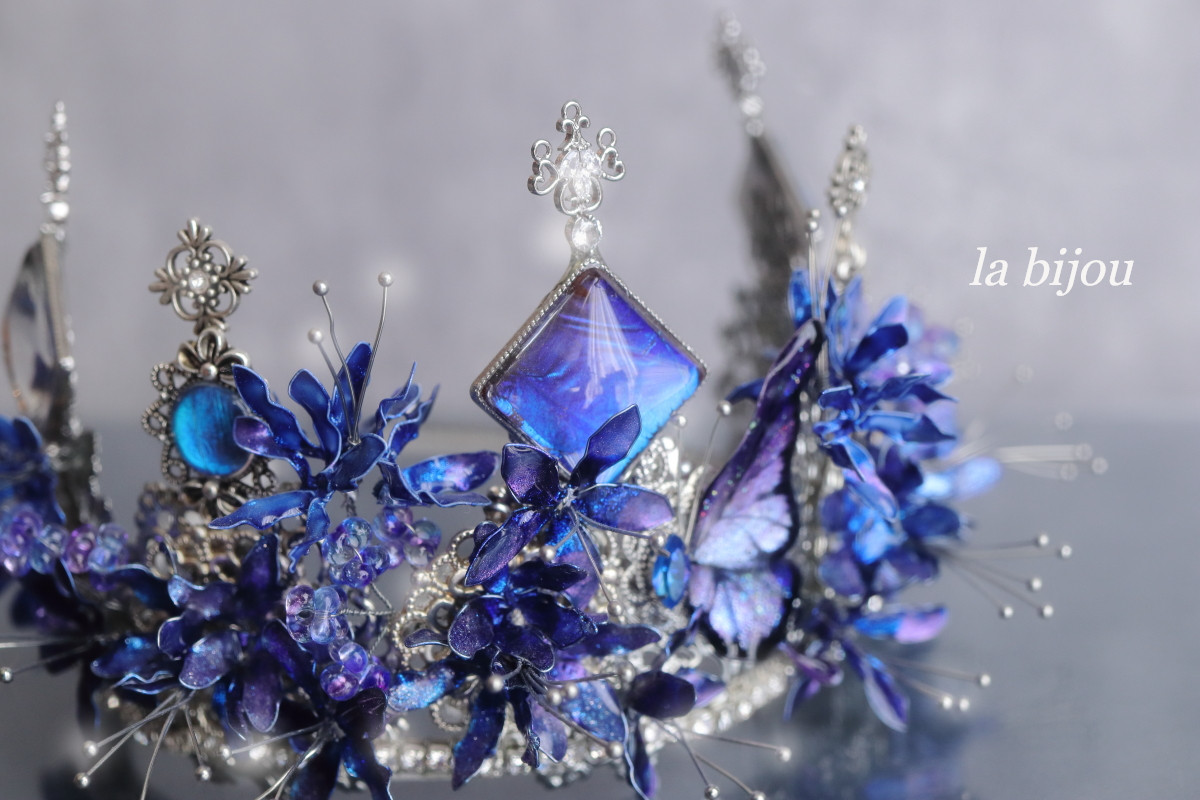 BijouThosoya's tweet photo. 新作"青の彼岸花　ティアラ"
カボションはすべてモルフォの翅で彩った、きらめく深い青の彼岸花。

あの世とこの世の境目。
解けない魔法のように、ただ…あなたを捜している。

来年９月の個展にて販売予定。
la bijou個展「幻想の宴」2025/9/11~15
cafe＆galleryLUPOPOさん(@Lupopo_cafe)にて開催
#la_bijou