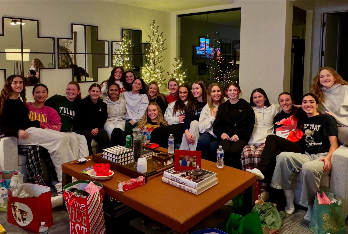 Merry Christmas from our squad to yours 🎄❤️🏀