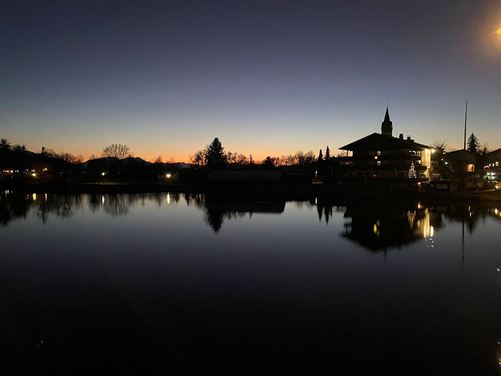 Heute  Abend, am 1. Weihnachtsfeiertag, hatten wir diesen wunderschönen  Sonnenuntergang. Dieser verspricht auch einen sehr schönen 2.  Weihnachtsfeiertag.