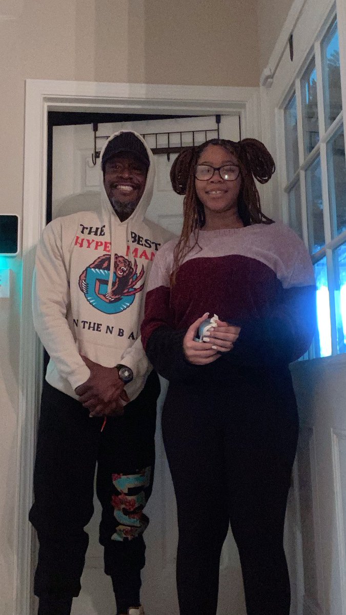 suppaduppadread's tweet photo. MERRY CHRISTMAS ❤️❤️❤️❤️FROM ME MY DAUGHTER THE CHOCOLATE CAKE AND MY NIECES IN THE BACKGROUND SANGIN 

YITTTTAAAADEEE https://t.co/Tu7wkfkoPn