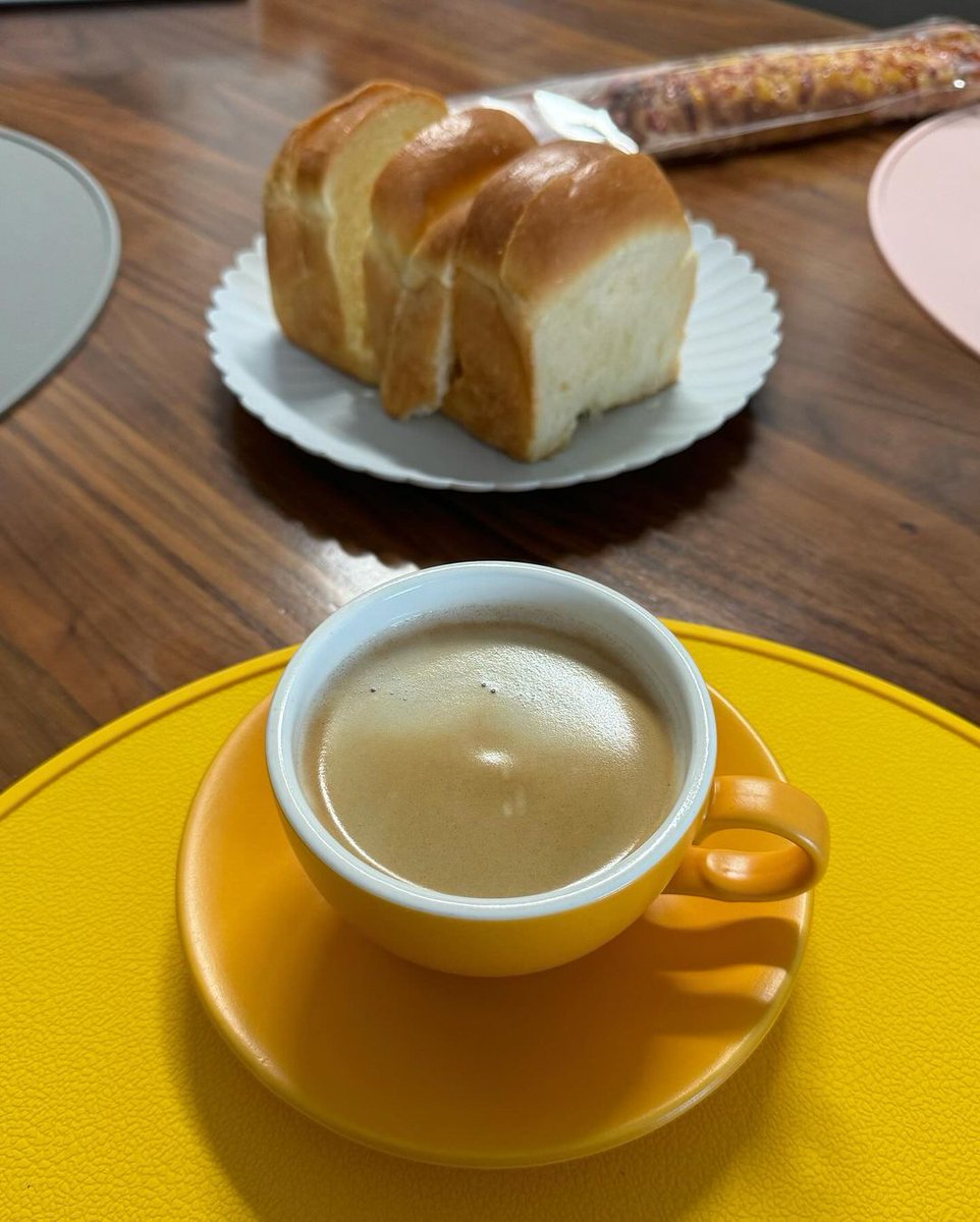 濃厚なラテと、軽やかな空気感のフレンチクロワッサンで、ロマンティックなフランスの朝を堪能できます。