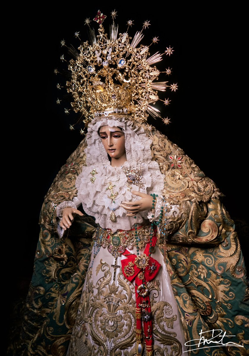 ReinaHuelva's tweet photo. Hoy se despide el último miércoles del año, un miércoles que lleva el eco de su nombre, Esperanza, como un susurro en el corazón de Huelva. https://t.co/LoHDQKjpvT