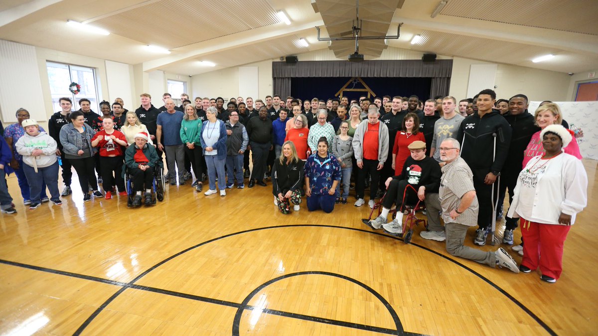 Spreading cheer at Holy Angels Residential Facility in Shreveport 🤩