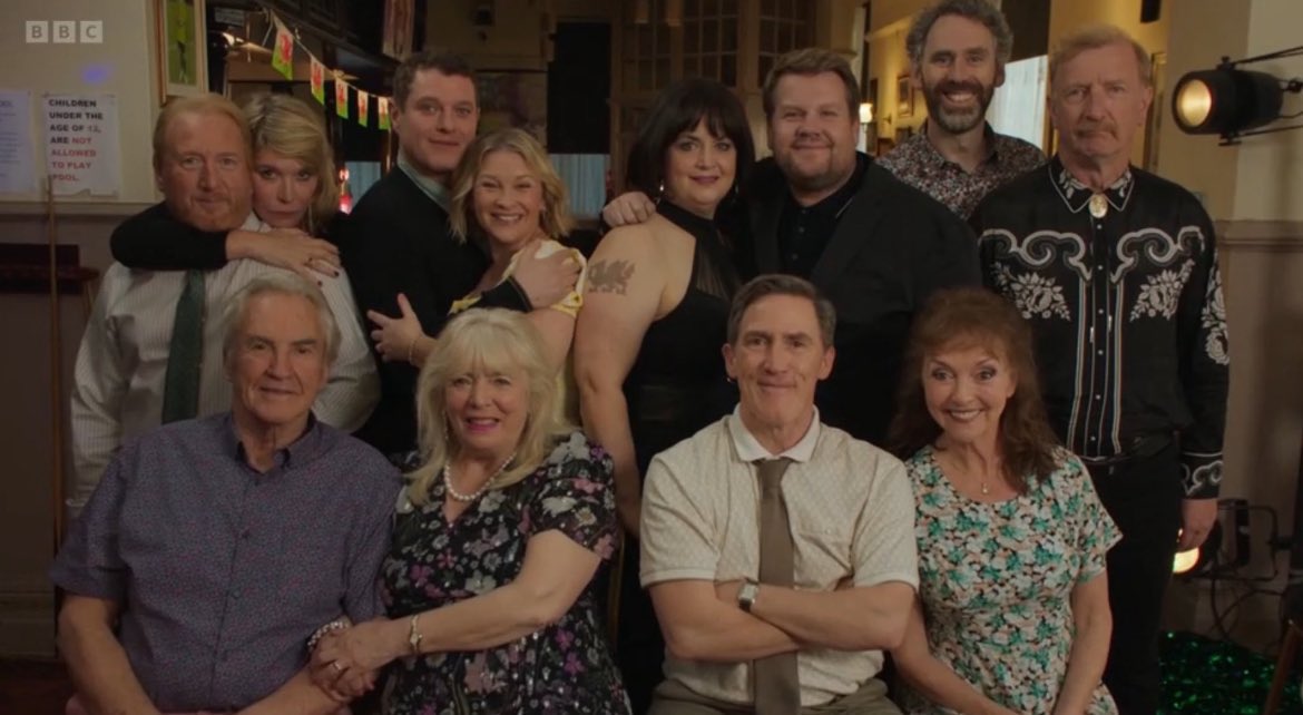 stephcat7ey's tweet image. what do you mean this is the last ever family photo we’ll have of them 😭😭😭😭😭😭#GavinAndStacey