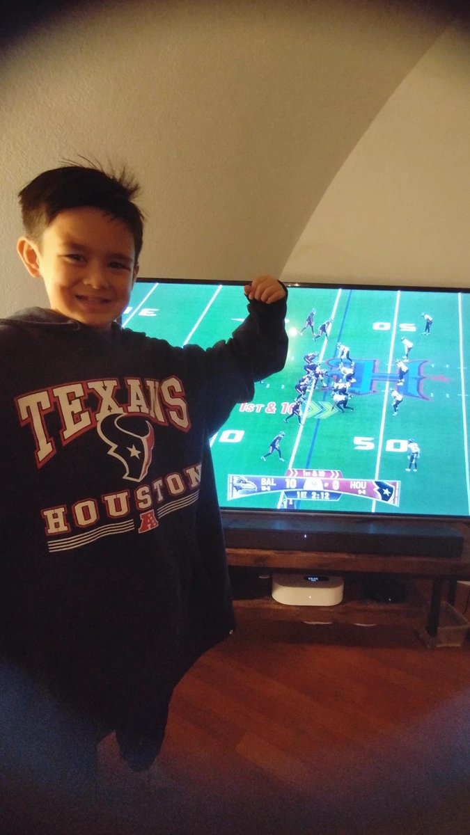 Maddnight's tweet photo. Superbowl ! Go Go Texans from France @NFLFrance @NFL  #NFLonNetflix #NFL #gamedaychristmas #NFLpl https://t.co/b7npf7C4ms