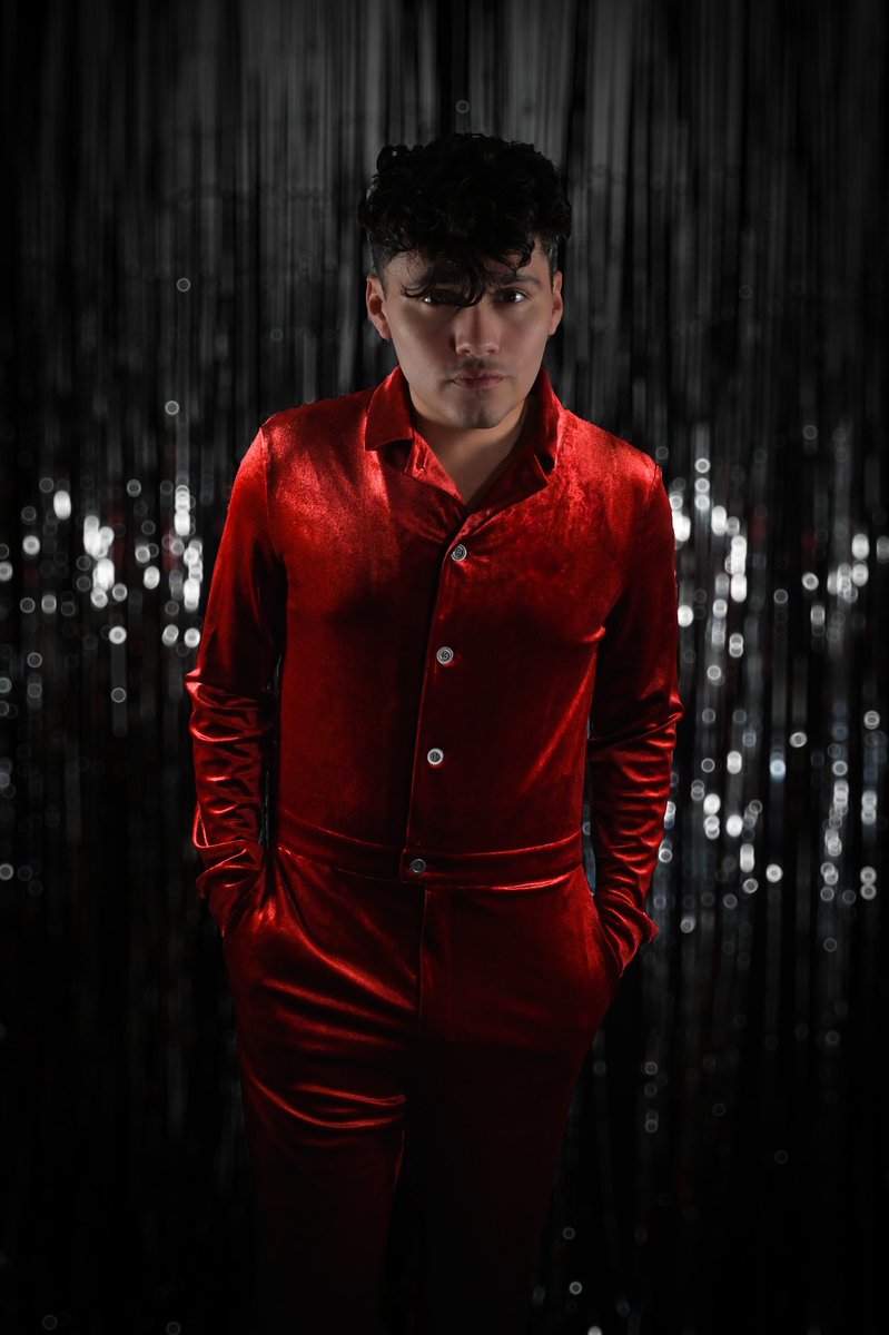 TheVIPPrince's tweet photo. Christmas Red https://t.co/yIpoptmIBi