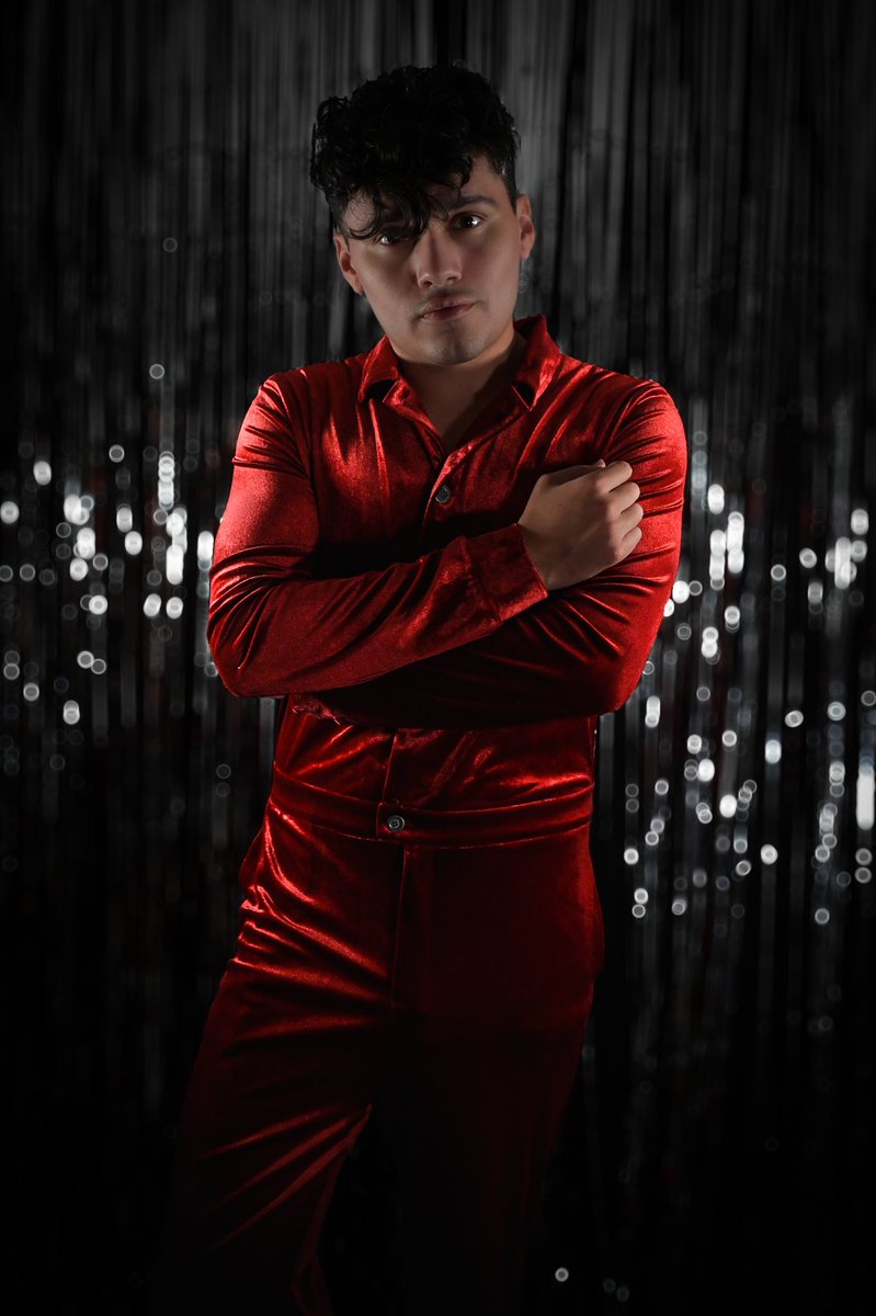 TheVIPPrince's tweet photo. Christmas Red https://t.co/yIpoptmIBi