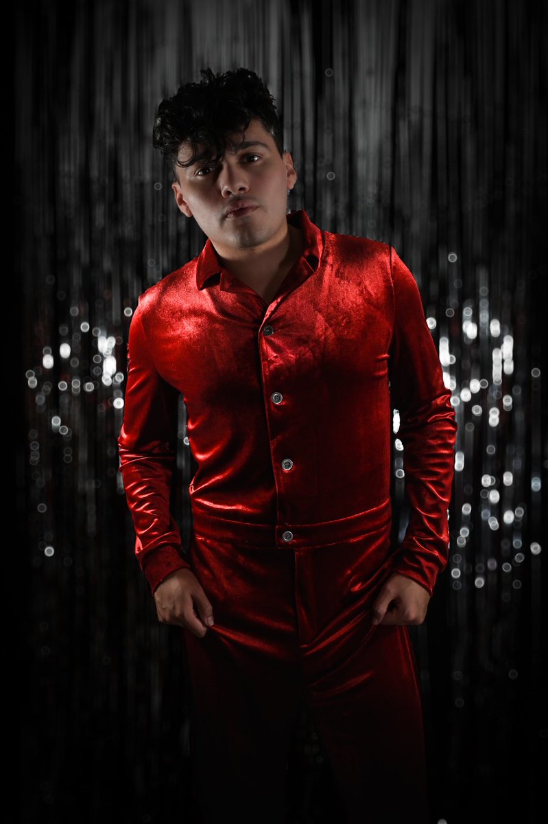 TheVIPPrince's tweet photo. No Red Nose, how about a red suit https://t.co/19QgiDUssN