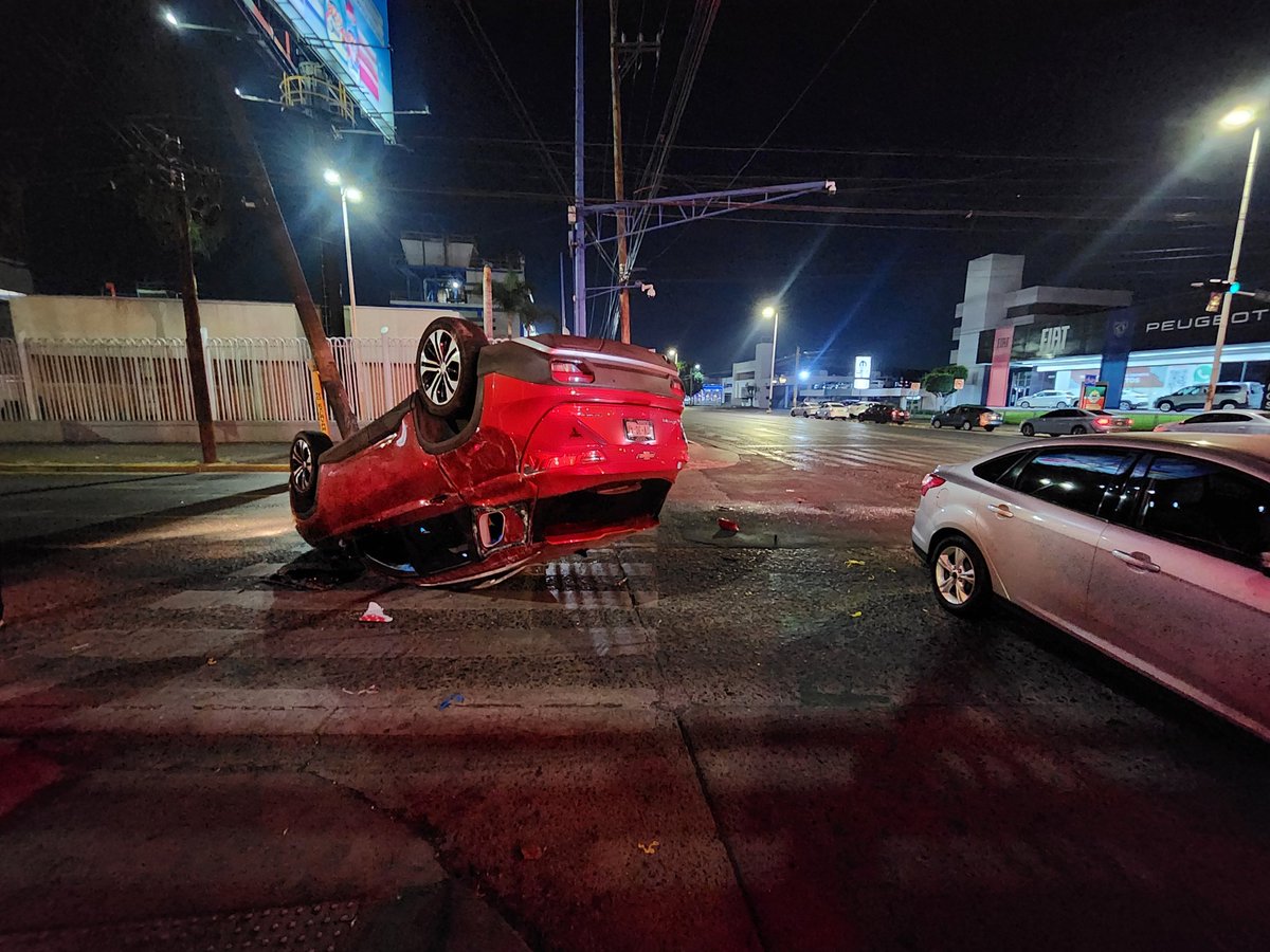 aditisotomayor's tweet photo. #DenunciaCiudadana | @Trafico_ZMG ⚠️ 
En la madrugada de este 25 de Diciembre un conductor de @DiDi_Mexico se pasó el alto con pasajeros a bordo y se impactaron contra un vehículo familiar. El conductor y su alianza de insensatos e insensibles buscan evadir responsabilidad

HILO https://t.co/kTml5WZm3l