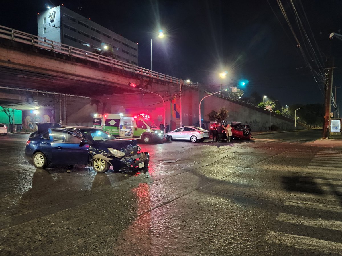 aditisotomayor's tweet photo. #DenunciaCiudadana | @Trafico_ZMG ⚠️ 
En la madrugada de este 25 de Diciembre un conductor de @DiDi_Mexico se pasó el alto con pasajeros a bordo y se impactaron contra un vehículo familiar. El conductor y su alianza de insensatos e insensibles buscan evadir responsabilidad

HILO https://t.co/kTml5WZm3l