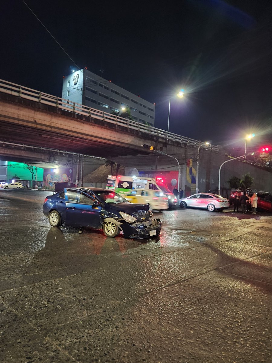 aditisotomayor's tweet photo. #DenunciaCiudadana | @Trafico_ZMG ⚠️ 
En la madrugada de este 25 de Diciembre un conductor de @DiDi_Mexico se pasó el alto con pasajeros a bordo y se impactaron contra un vehículo familiar. El conductor y su alianza de insensatos e insensibles buscan evadir responsabilidad

HILO https://t.co/kTml5WZm3l