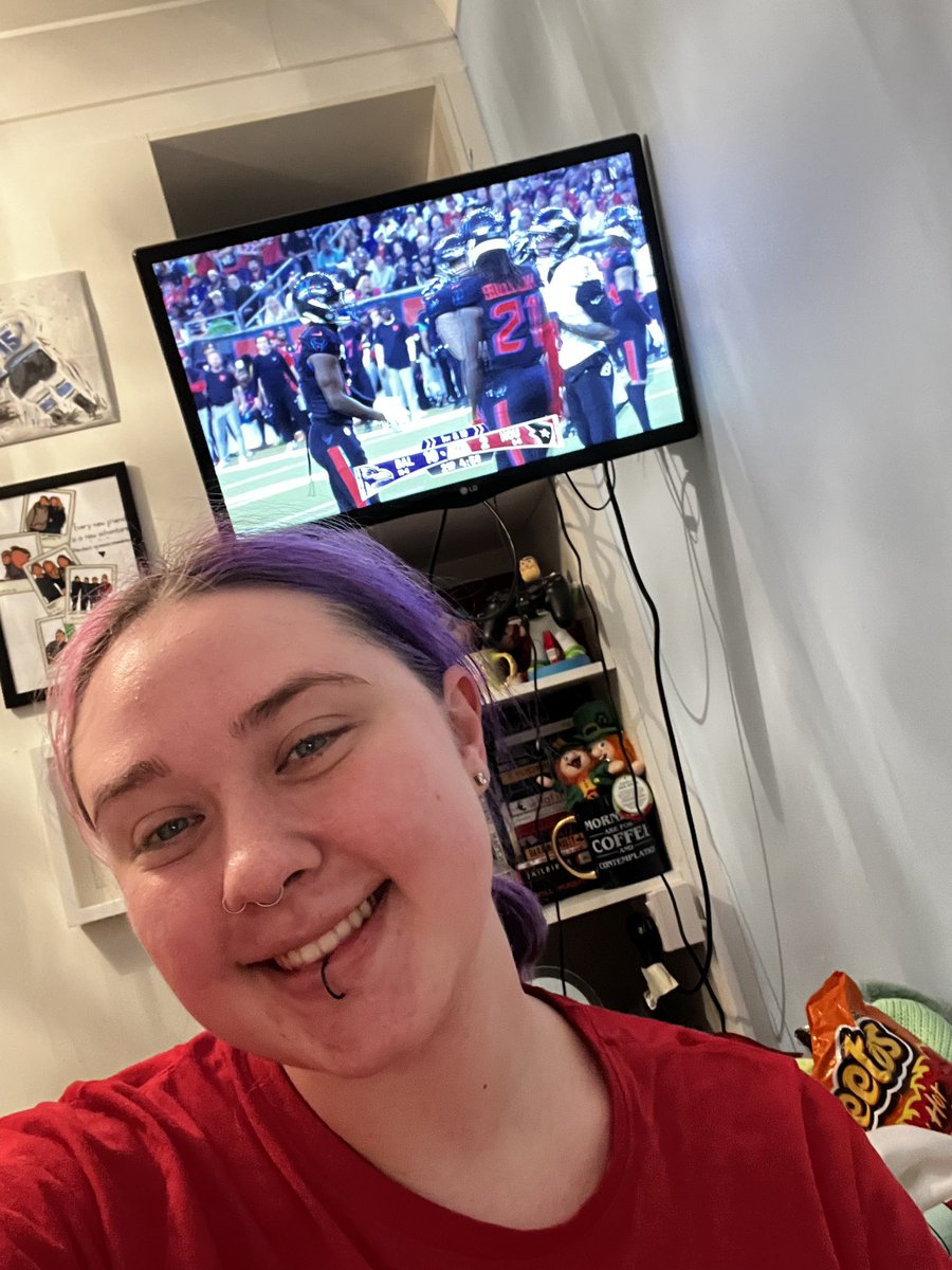 bewitchingbunny's tweet photo. Watching the #RavensvsTexans Christmas game in Dublin, Ireland 🇮🇪 

@ScottHanson @drewbrees @NFL @netflix #NFLonNetflix #Beyonce https://t.co/UcePKRpkoG