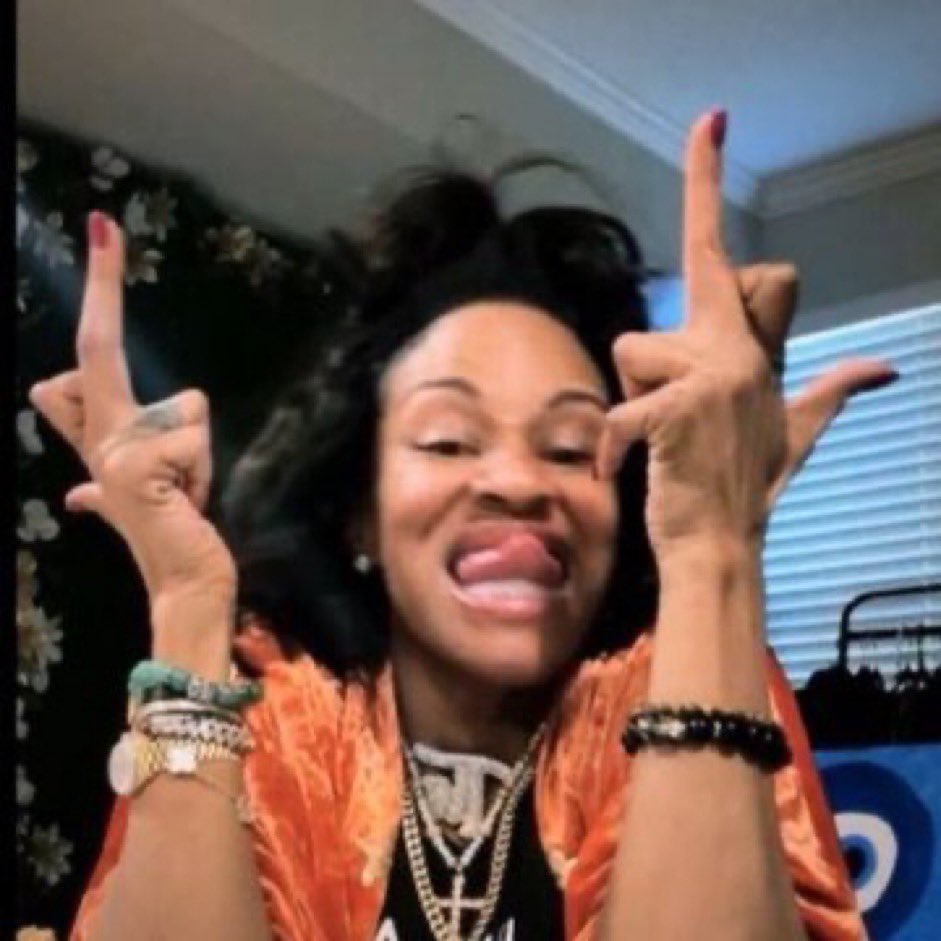Nobody:
Crackhead a Berri: MERRY FUCKMAS