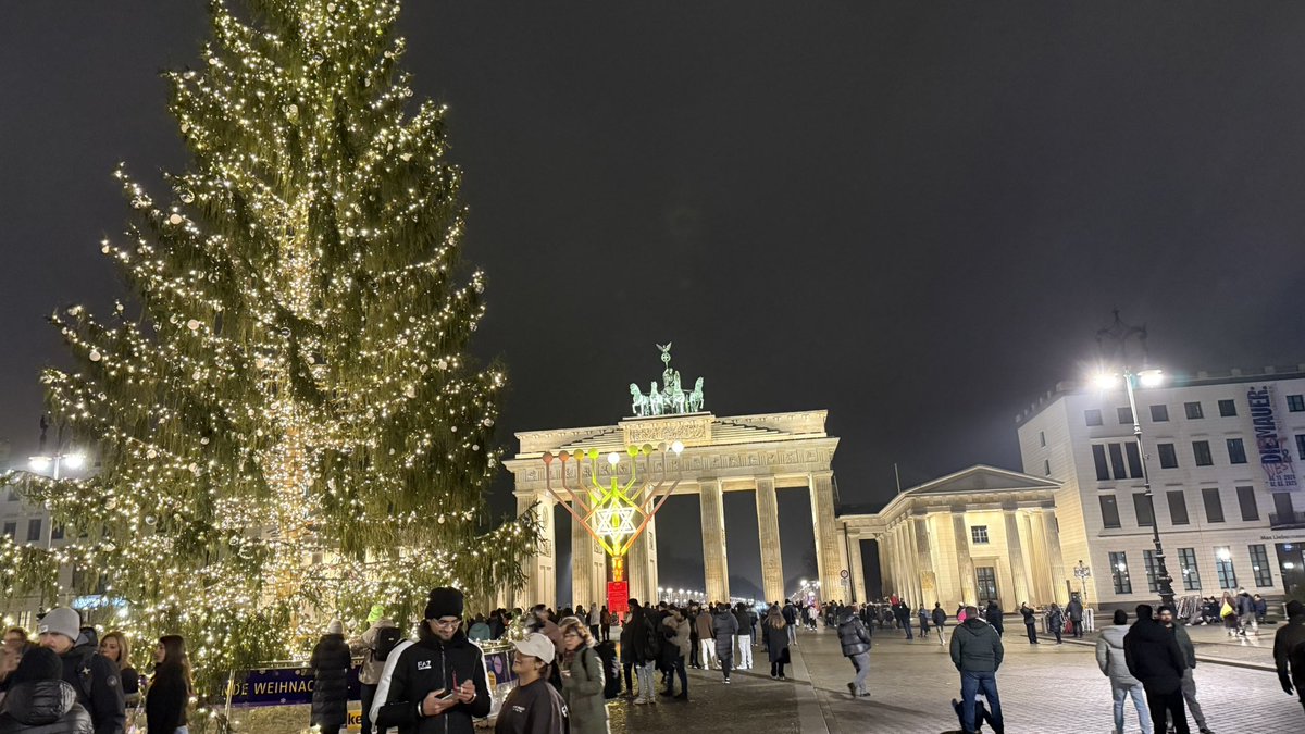 RakMakkabi's tweet photo. Wie sehr muss man eigentlich noch Nazi sein?
Am Brandenburger Tor steht neben dem großen Weihnachtsbaum auch ein Chanukka-Leuchter.
Es gibt immer noch Nachfahren von Nazis, die geistig im Jahr 1933 hängen geblieben sind, wie @brucknerianer .
#B2512 #B2612 https://t.co/y0l1Pmhnlu