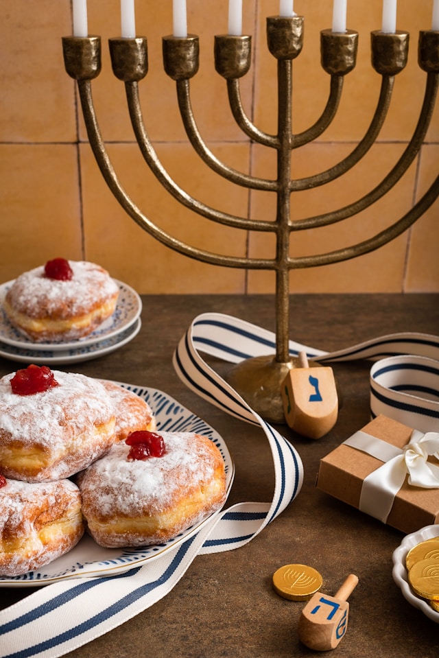 AtlantaAIWN's tweet image. Hanukkah sameach! Wishing you eight nights of light and laughter, and peace, love and happiness this Hanukkah season!