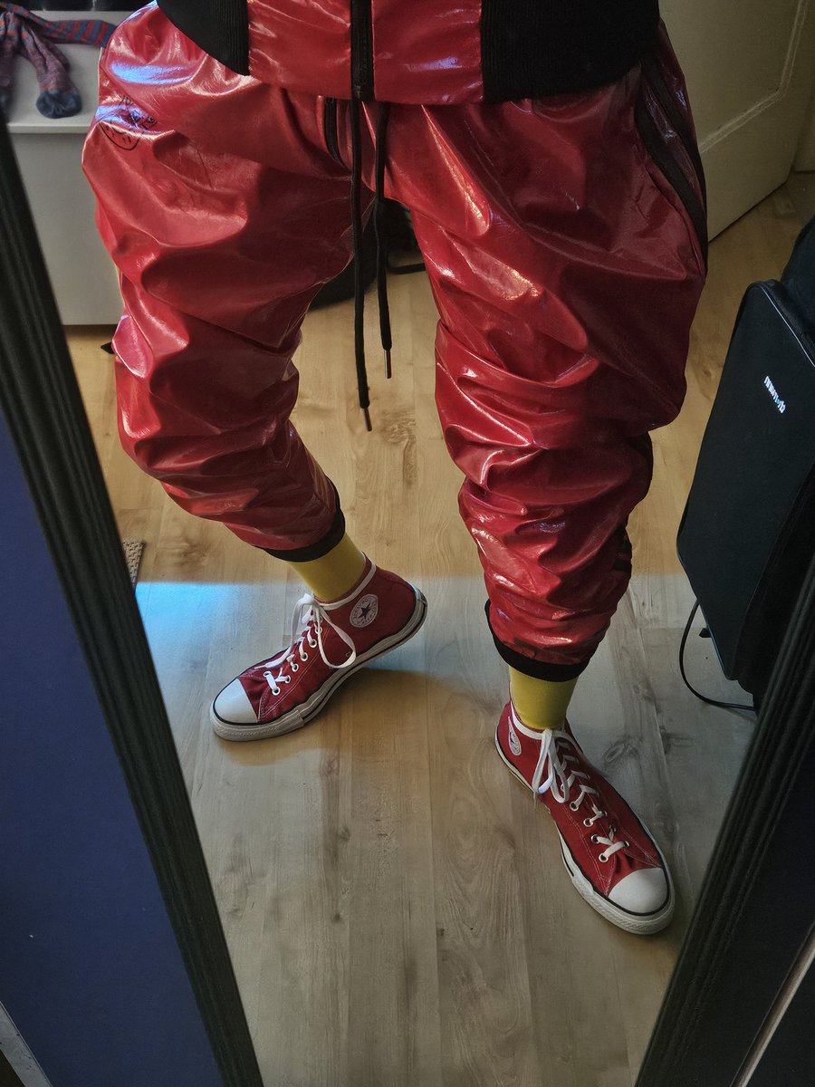 FlipperedGoblin's tweet photo. Some goofy red converse!🤡 https://t.co/d9taRHos5U