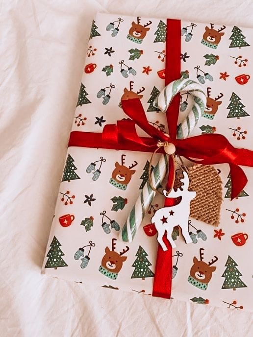 THVSVRPER's tweet photo. “ felices fiestas,  mi amor. ”

aegon le alcanzó a @gwayne_Fox el regalo que le aguardaba bajo el árbol que habían colocado en el ático del mayor. https://t.co/CGmKMGZaO7