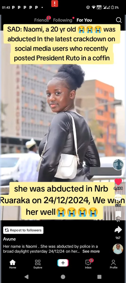 This young girl is misbehaving to,Mr president is not good to do that is a bad behaviour in our country🇰🇪