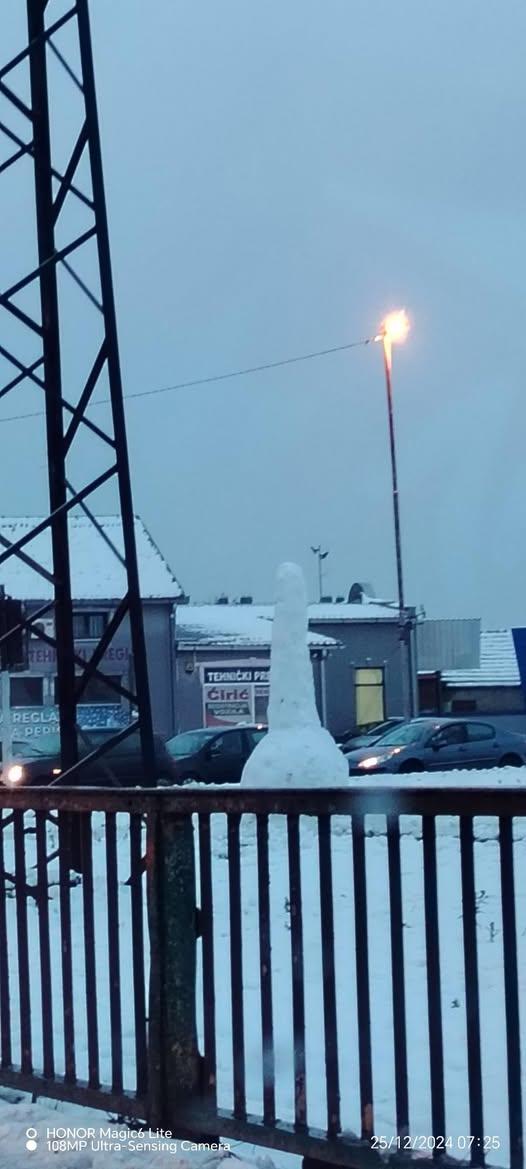 SabacNews's tweet photo. Čitaoci reporteri: Deca noćas bila vredna. Dobro jutro sa obilaznog puta, raskrsnica kod skretanja za Radovašnicu.

#sabac #falus #dobrojutro https://t.co/76yFPQ4HQg