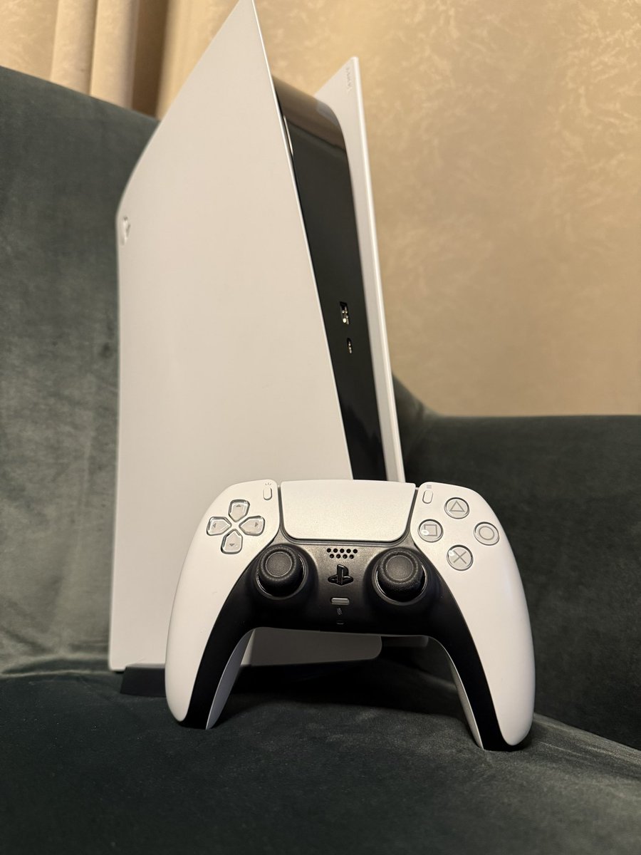marcelkoca's tweet image. It’s Christmas 🎄 and I want to try something different: A giveaway of my PS5!
With barely 2k followers and close to zero engagement, if you see this, your chances of winning are likely very high (1/number of reposts).
To participate:
• Like this post
• Follow me
• Repost…