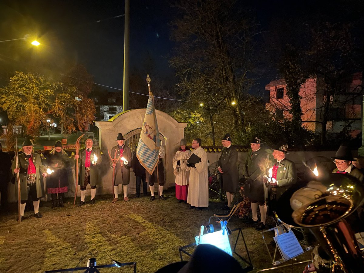 Frohe #Weihnachten aus #Sendling! 🎄 Merry #Christmas! Joyeux #Noël! Feliz #Navidad!
#München #Munich #HeiligerAbend #Feiertag #Harras #GasteigHP8 #StMargaret #SendlingerKirche #Gedenken