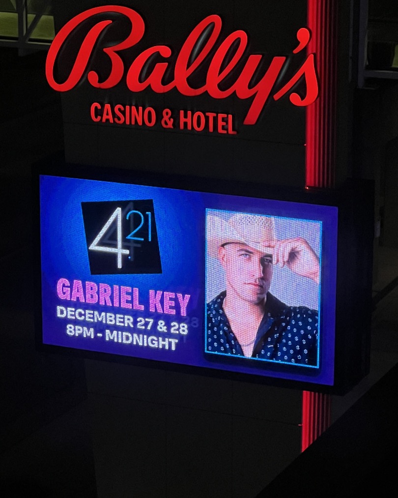 It’s Christmas Day and apparently… I got my face on a billboard lol. See y’all soon Evansville, Indiana! 🎄

#ChristmasSurprise #BillboardMoment #EvansvilleBound #countryartist  #floridaartist