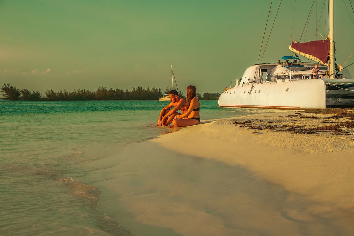 MinturCuba's tweet photo. 🌴🌞😎En las vacaciones en la playa se pueden disfrutar de días soleados en la arena, nadar en el mar y participar en actividades acuáticas. 🌞😎#Cuba #CubaUnica 👉 👉 👉 https://t.co/RnPUOAdOtj https://t.co/f4CRYuM4jc https://t.co/uK2hkY0PqW https://t.co/0OsA7Rea1t https://t.co/U5xFZW3KB1