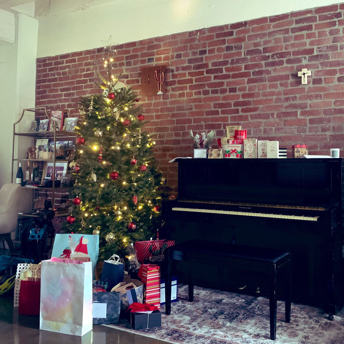 charleparis's tweet photo. Merry Christmas.. damai di bumi🎉#noel #natale #steinway&amp;sons https://t.co/QjkGcm3r4o