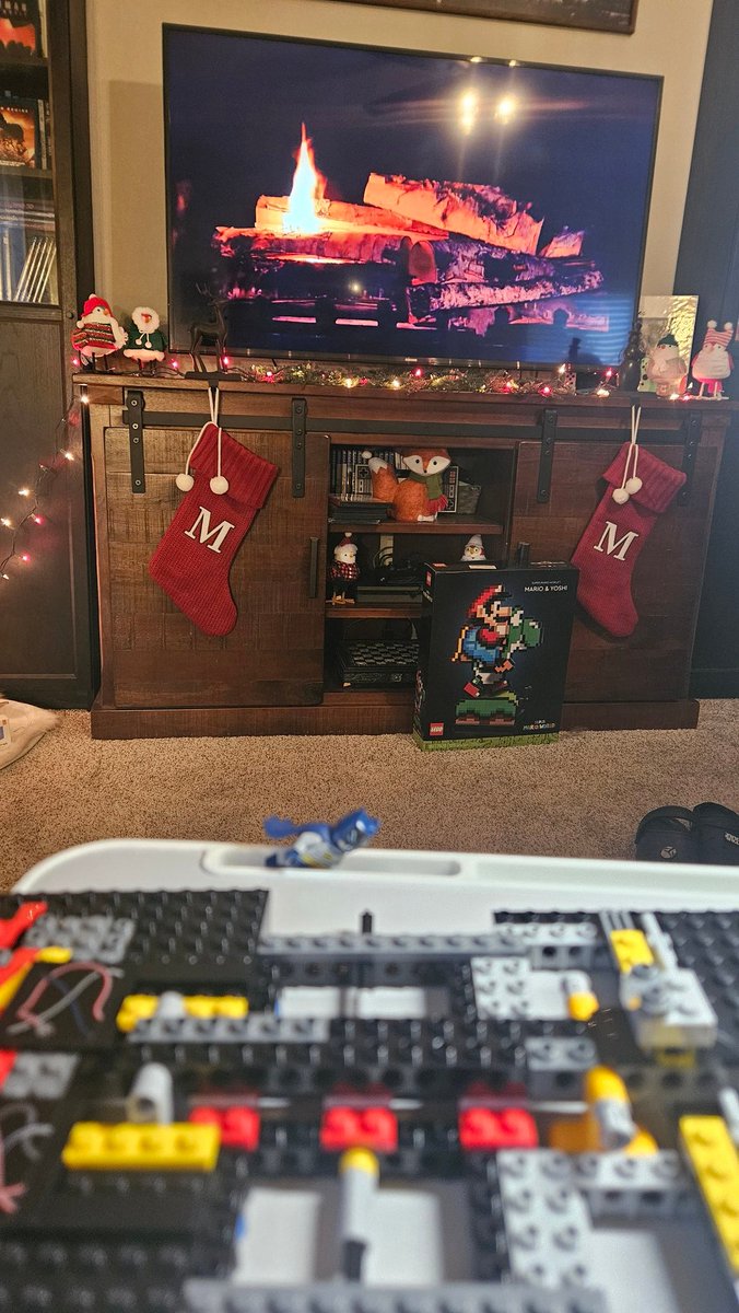 shellbelle21's tweet photo. I'd rather watch the fake fireplace than #BeyonceBowl #Beyonce @netflix. She is a  horrible, very shady person.  Do better. #NetflixNFL @NFL https://t.co/R6F9MOtnLy