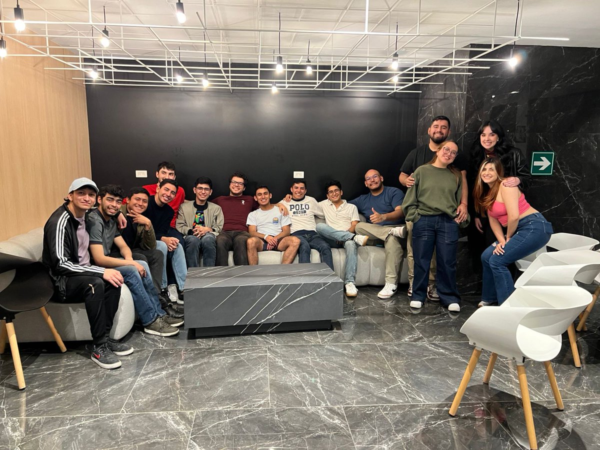 Con los monos, con los alguien y los bombas 😌 feliz navidad ⛄️🎉
