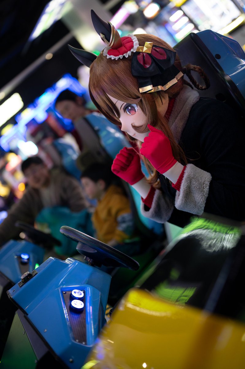 「亲眼看看，真正的强者」

第一次出街，随机选了一个赛车游戏，一向游戏苦手的我，戴着头壳怒摘第一，望！周！知！😎

📷 <a href="/zerozaki6256/">mako</a> <a href="/STGGCDarjeeling/">van樣的凝视</a> 

#kigurumi #着ぐるみ #ウマ娘 #ジェンティルドンナ