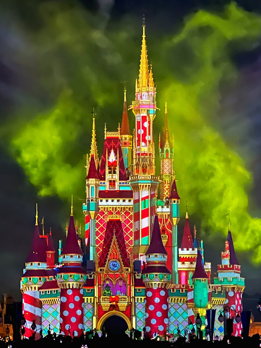 'Tis the season to be jolly
Fa la la la la …📯🎄🎁

#WaltDisneyWorld 💙💕💚