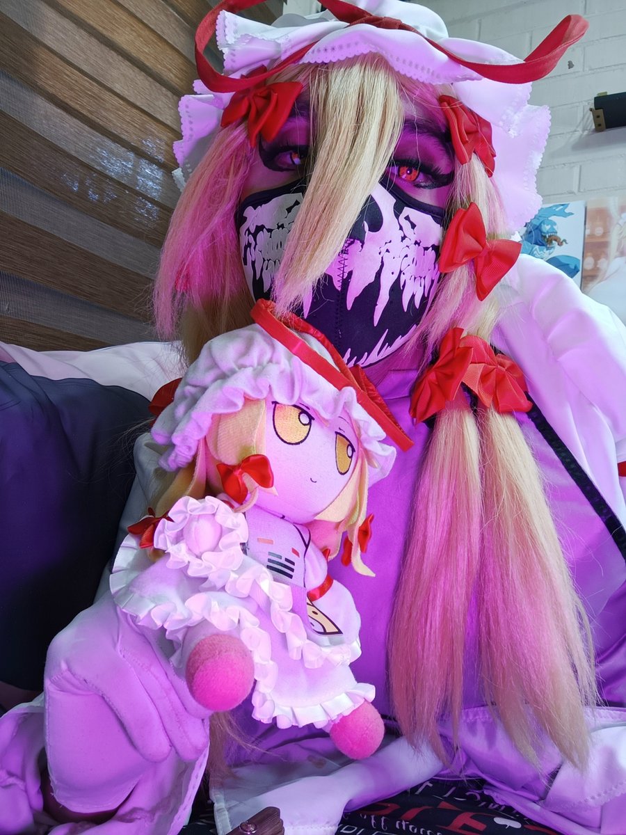 la verdad se que no debería afectarme de mas, pero es triste que mis esfuerzos en sacarme fotos y arreglarme para mis cosplays, hacer contenido ''llamativo'' no alcance ni a duras penas lo que tenia de antes. Perder todo por nada...  ya nisiquiera me dan ganas intentarlo