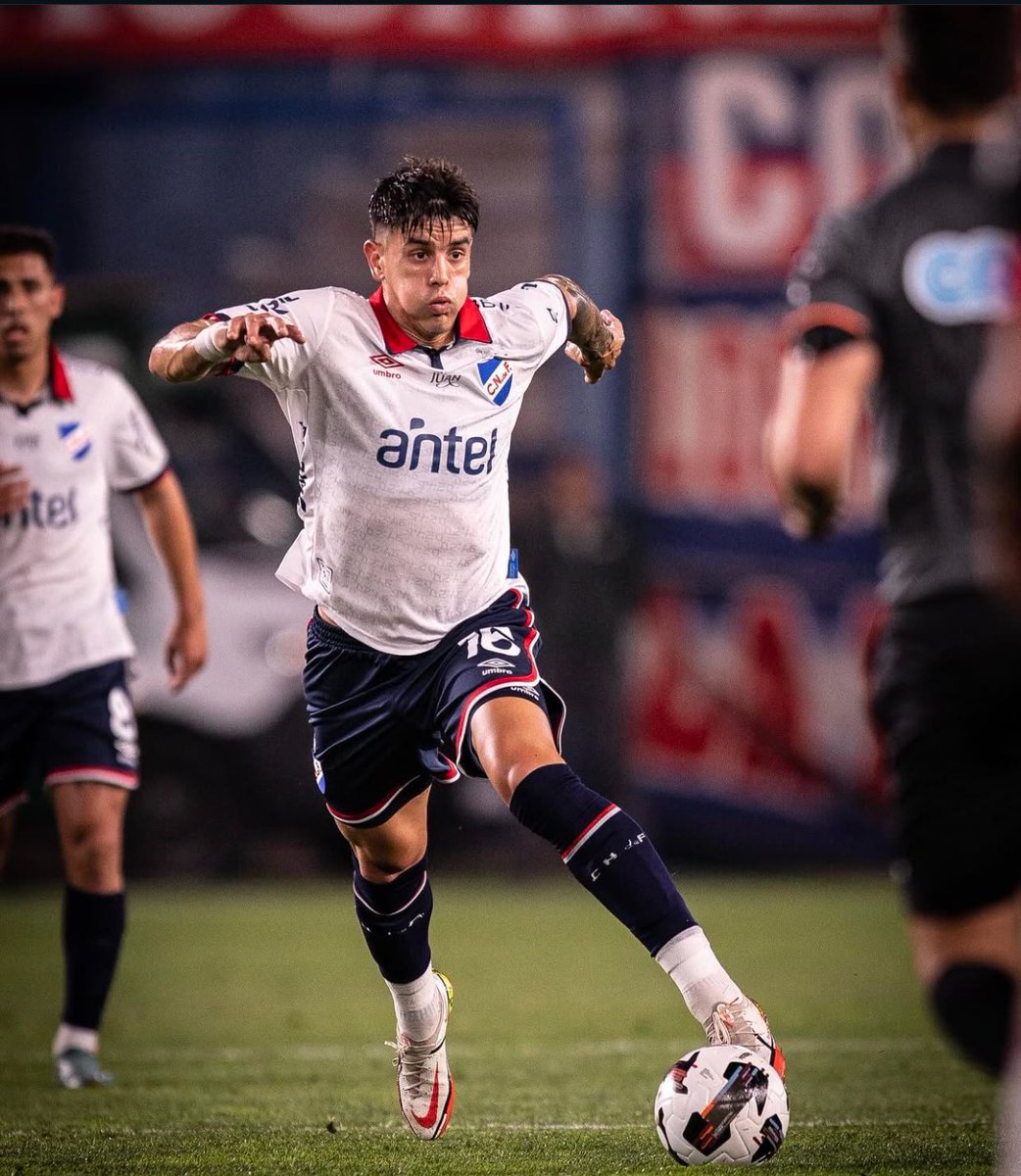 olivera_martin1's tweet photo. 🚨Alexis Castro tiene todo encaminado para ser nuevo jugador de Alianza Lima.

➡️El entrenador Nestor Gorosito pidió su contratación. El 31/12 vence el contrato con Nacional. https://t.co/azdJNldZSg