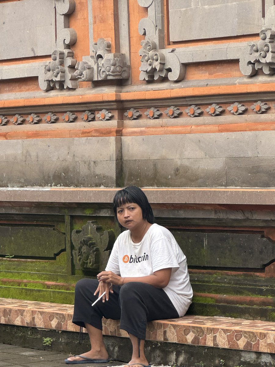 Cronk_oka's tweet photo. “A person with disabilities in Bali wearing a #Bitcoin shirt, Bitcoin for everything.”

#btc https://t.co/CAukA8dpJp