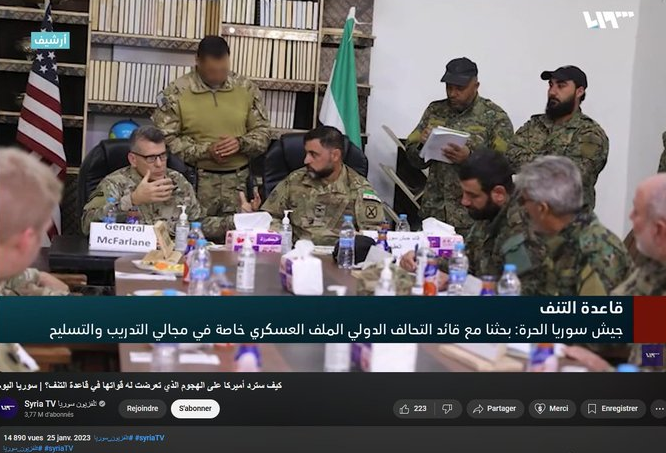 SyrieFactuel's tweet photo. 11/12 (édit) ...sauf qu'on retrouve l'image dans un journal de la chaîne d'opposition syrienne Syria TV diffusé en janvier 2023 : il s'agit une simple rencontre entre soldats US et rebelles syriens (non djihadistes) à la base d'Al-Tanf dans le cadre de la coalition anti-EI. https://t.co/O6AYllWu7W