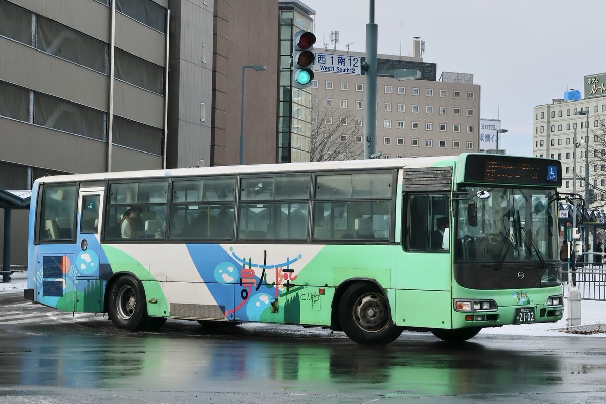 tadanoyopparai's tweet image. 国鉄広尾線廃止代替バスとして専用カラーを纏った長尺の #日野BRC
今や風前の灯
#十勝バス　#夢大陸とかち