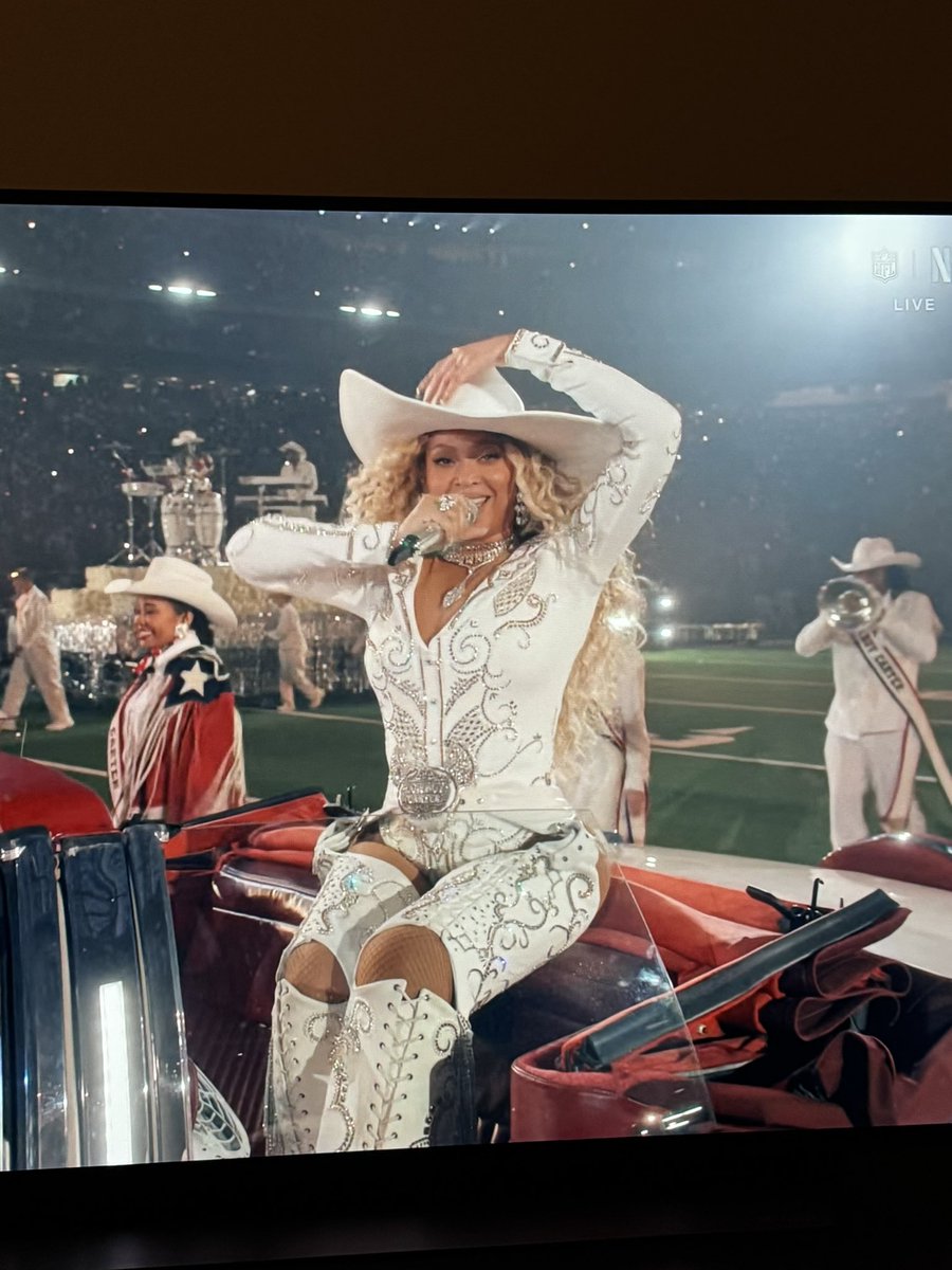 latasand's tweet photo. 👑 #BeyonceBowl https://t.co/nI9hnbeZrm