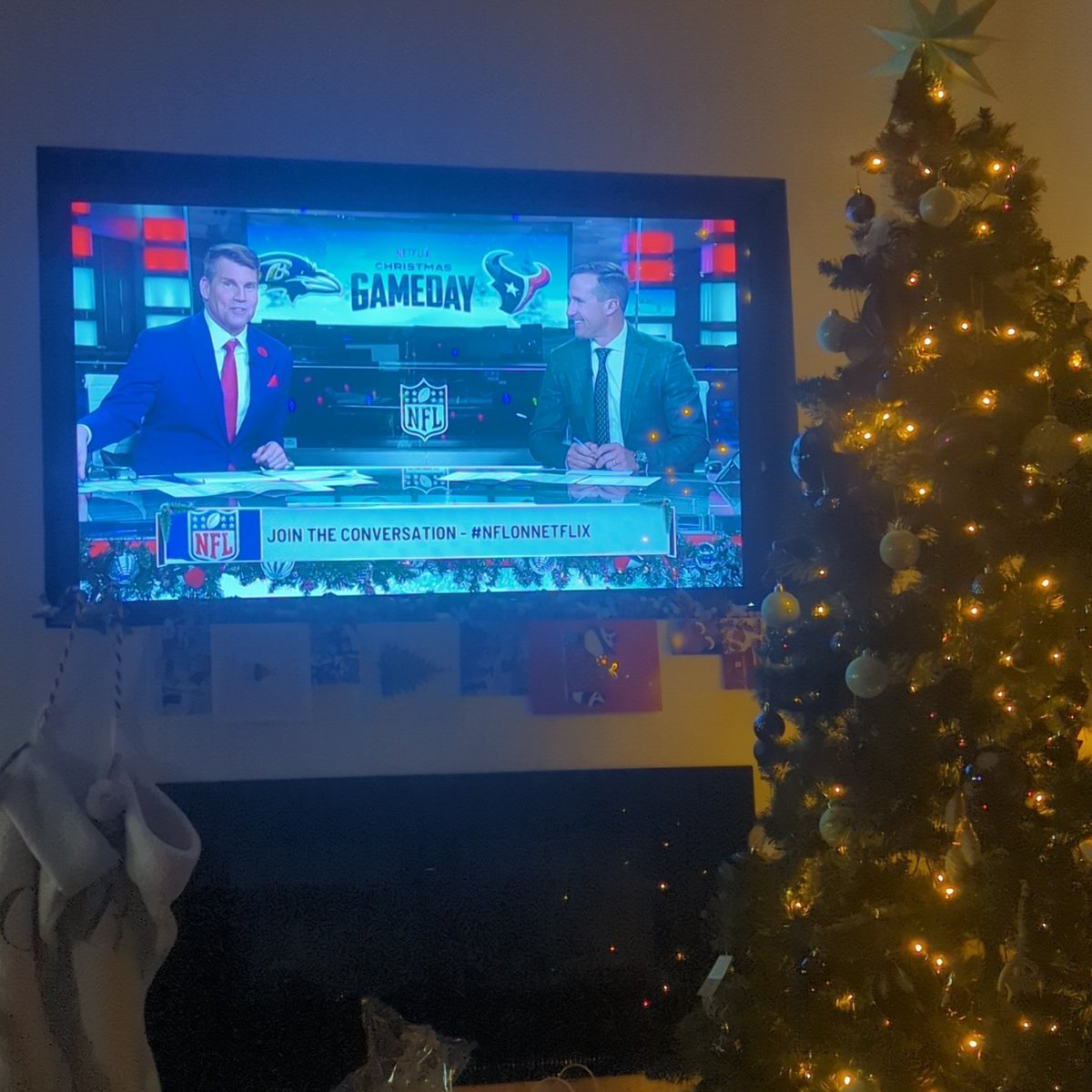 RH14N7's tweet photo. #NFLonNetflix 🎄🏴󠁧󠁢󠁷󠁬󠁳󠁿 Merry Christmas everyone 🏈🍻 https://t.co/uiXrcCKw9K