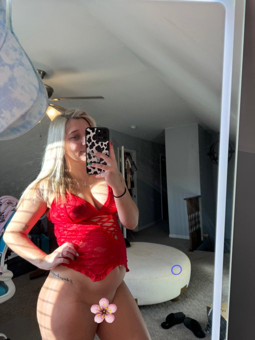 𝐵𝑟𝑖 ❤︎︎ - Merry Christmas, thought I’d hard launch my little secret 🫣🎁 Can you tell what that secret is ? 🙈 https://t.co/SYF2tMkLWc